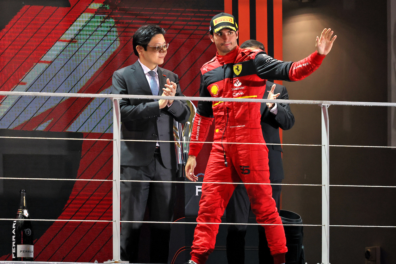 GP SINGAPORE, Carlos Sainz Jr (ESP) Ferrari celebrates his third position on the podium.
02.10.2022. Formula 1 World Championship, Rd 17, Singapore Grand Prix, Marina Bay Street Circuit, Singapore, Gara Day.
- www.xpbimages.com, EMail: requests@xpbimages.com © Copyright: Moy / XPB Images