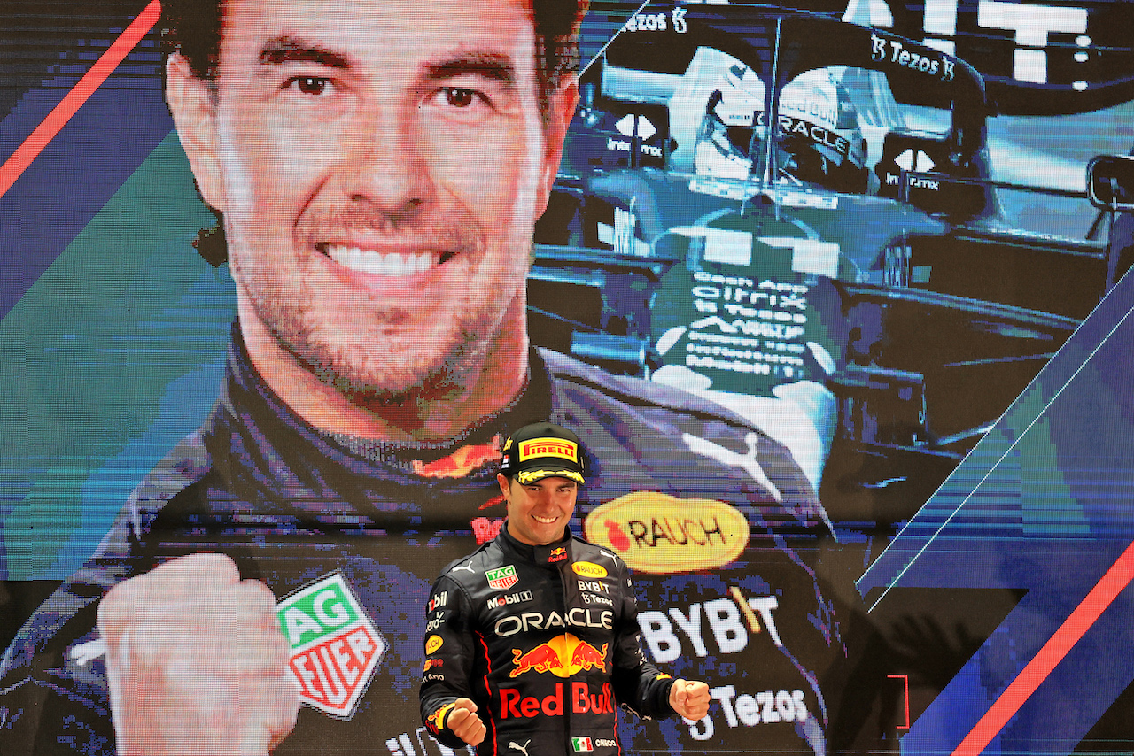 GP SINGAPORE, Gara winner Sergio Perez (MEX) Red Bull Racing celebrates on the podium.
02.10.2022. Formula 1 World Championship, Rd 17, Singapore Grand Prix, Marina Bay Street Circuit, Singapore, Gara Day.
- www.xpbimages.com, EMail: requests@xpbimages.com © Copyright: Moy / XPB Images