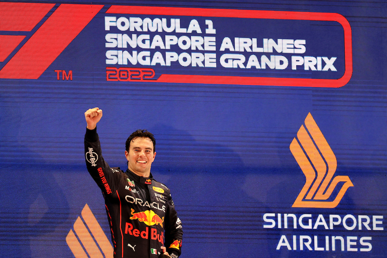 GP SINGAPORE, Gara winner Sergio Perez (MEX) Red Bull Racing celebrates on the podium.
02.10.2022. Formula 1 World Championship, Rd 17, Singapore Grand Prix, Marina Bay Street Circuit, Singapore, Gara Day.
- www.xpbimages.com, EMail: requests@xpbimages.com © Copyright: Moy / XPB Images