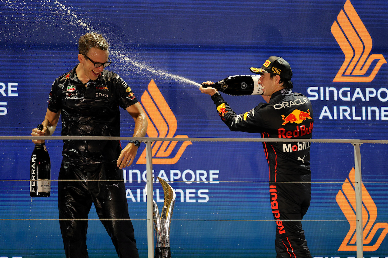 GP SINGAPORE, (L to R): Hugh Bird (GBR) Red Bull Racing Engineer celebrates on the podium with vincitore Sergio Perez (MEX) Red Bull Racing.
02.10.2022. Formula 1 World Championship, Rd 17, Singapore Grand Prix, Marina Bay Street Circuit, Singapore, Gara Day.
- www.xpbimages.com, EMail: requests@xpbimages.com © Copyright: Moy / XPB Images