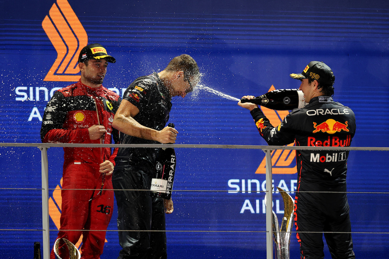 GP SINGAPORE, (L to R): Hugh Bird (GBR) Red Bull Racing Engineer celebrates on the podium with vincitore Sergio Perez (MEX) Red Bull Racing.
02.10.2022. Formula 1 World Championship, Rd 17, Singapore Grand Prix, Marina Bay Street Circuit, Singapore, Gara Day.
- www.xpbimages.com, EMail: requests@xpbimages.com © Copyright: Moy / XPB Images