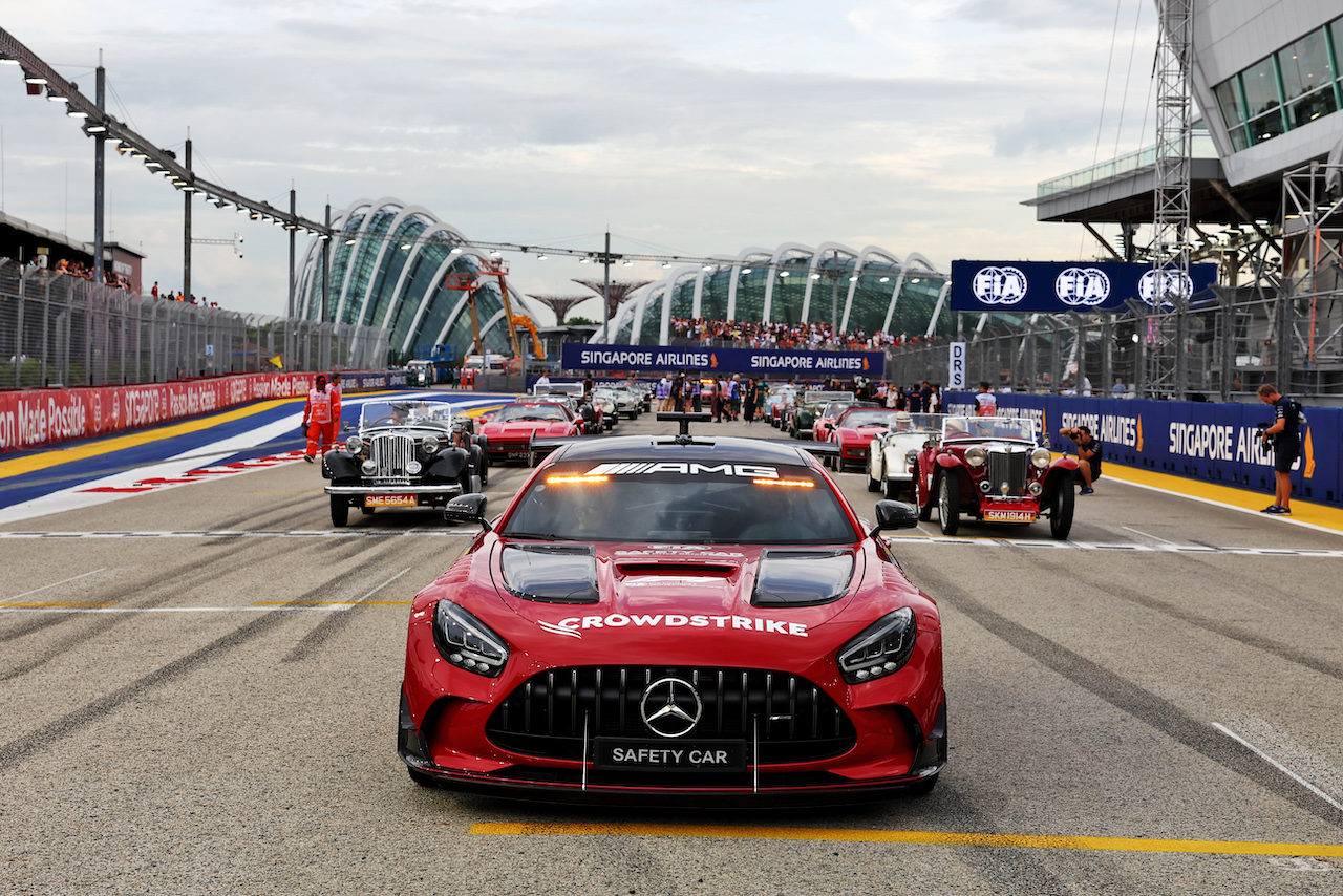 GP SINGAPORE, Mercedes FIA Safety Car on the drivers parade.
02.10.2022. Formula 1 World Championship, Rd 17, Singapore Grand Prix, Marina Bay Street Circuit, Singapore, Gara Day.
- www.xpbimages.com, EMail: requests@xpbimages.com © Copyright: Bearne / XPB Images