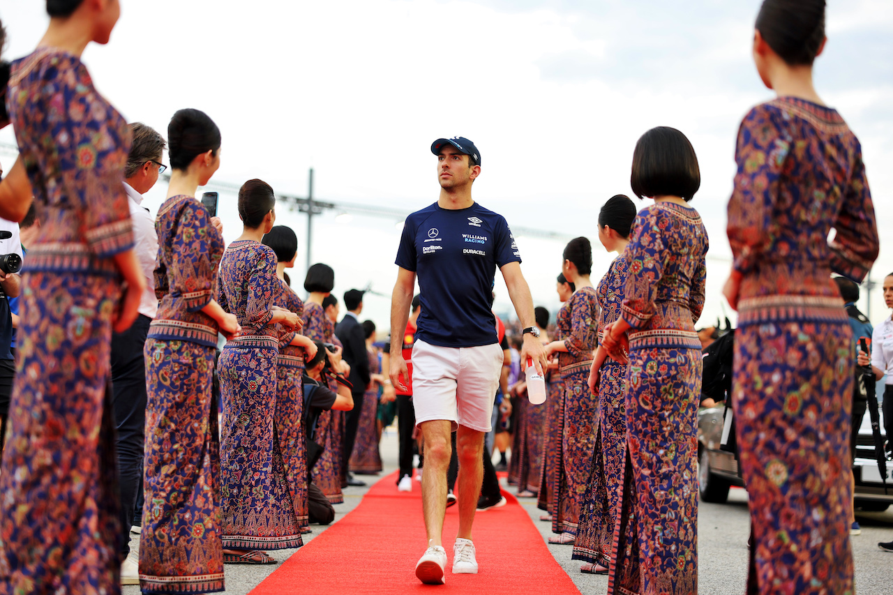 GP SINGAPORE, Nicholas Latifi (CDN) Williams Racing on the drivers parade.
02.10.2022. Formula 1 World Championship, Rd 17, Singapore Grand Prix, Marina Bay Street Circuit, Singapore, Gara Day.
- www.xpbimages.com, EMail: requests@xpbimages.com © Copyright: Bearne / XPB Images