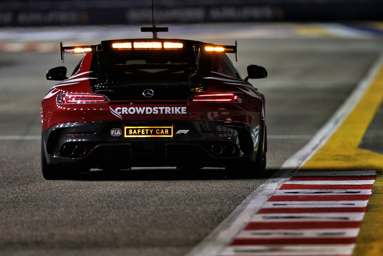 GP SINGAPORE, The Mercedes FIA Safety Car.
02.10.2022. Formula 1 World Championship, Rd 17, Singapore Grand Prix, Marina Bay Street Circuit, Singapore, Gara Day.
- www.xpbimages.com, EMail: requests@xpbimages.com © Copyright: Moy / XPB Images