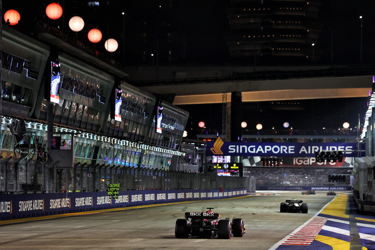 GP SINGAPORE, Max Verstappen (NLD) Red Bull Racing RB18.
02.10.2022. Formula 1 World Championship, Rd 17, Singapore Grand Prix, Marina Bay Street Circuit, Singapore, Gara Day.
- www.xpbimages.com, EMail: requests@xpbimages.com © Copyright: Moy / XPB Images