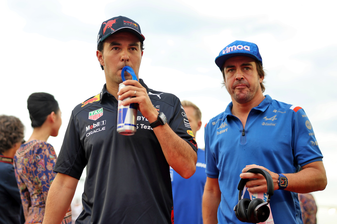 GP SINGAPORE, (L to R): Sergio Perez (MEX) Red Bull Racing e Fernando Alonso (ESP) Alpine F1 Team on the drivers parade.
02.10.2022. Formula 1 World Championship, Rd 17, Singapore Grand Prix, Marina Bay Street Circuit, Singapore, Gara Day.
- www.xpbimages.com, EMail: requests@xpbimages.com © Copyright: Bearne / XPB Images