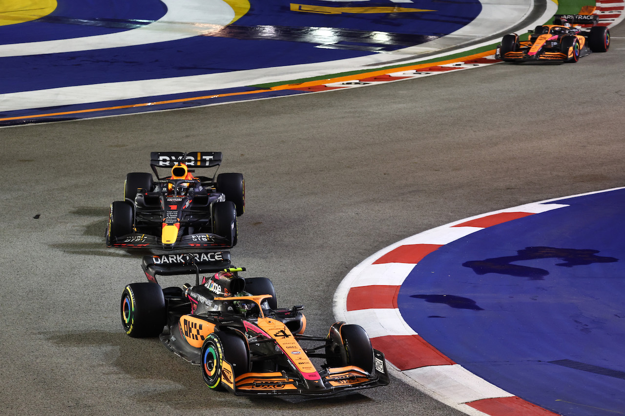 GP SINGAPORE, Lando Norris (GBR), McLaren F1 Team 
02.10.2022. Formula 1 World Championship, Rd 17, Singapore Grand Prix, Marina Bay Street Circuit, Singapore, Gara Day.
- www.xpbimages.com, EMail: requests@xpbimages.com ¬© Copyright: Charniaux / XPB Images