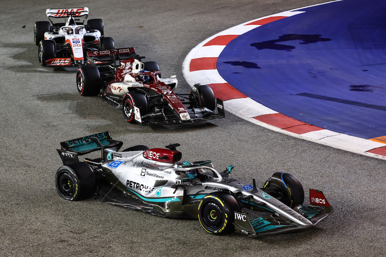 GP SINGAPORE, George Russell (GBR), Mercedes AMG F1 
02.10.2022. Formula 1 World Championship, Rd 17, Singapore Grand Prix, Marina Bay Street Circuit, Singapore, Gara Day.
- www.xpbimages.com, EMail: requests@xpbimages.com ¬© Copyright: Charniaux / XPB Images