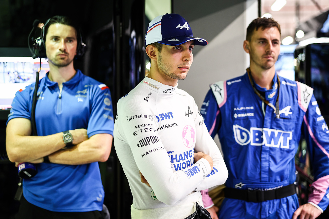 GP SINGAPORE, Esteban Ocon (FRA), Alpine F1 Team 
02.10.2022. Formula 1 World Championship, Rd 17, Singapore Grand Prix, Marina Bay Street Circuit, Singapore, Gara Day.
- www.xpbimages.com, EMail: requests@xpbimages.com ¬© Copyright: Charniaux / XPB Images