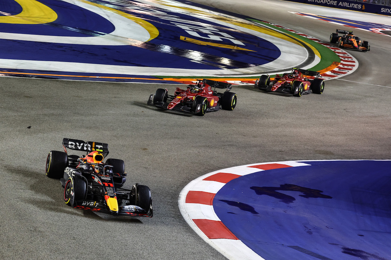GP SINGAPORE, Sergio Perez (MEX), Red Bull Racing 
02.10.2022. Formula 1 World Championship, Rd 17, Singapore Grand Prix, Marina Bay Street Circuit, Singapore, Gara Day.
- www.xpbimages.com, EMail: requests@xpbimages.com ¬© Copyright: Charniaux / XPB Images