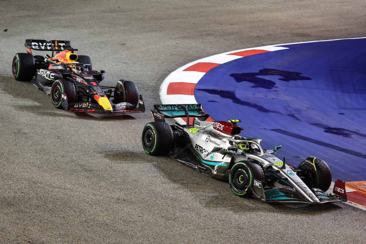 GP SINGAPORE, Lewis Hamilton (GBR), Mercedes AMG F1  e Max Verstappen (NLD), Red Bull Racing 
02.10.2022. Formula 1 World Championship, Rd 17, Singapore Grand Prix, Marina Bay Street Circuit, Singapore, Gara Day.
- www.xpbimages.com, EMail: requests@xpbimages.com ¬© Copyright: Charniaux / XPB Images