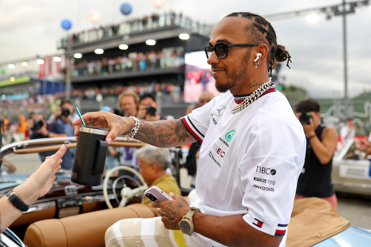 GP SINGAPORE, Lewis Hamilton (GBR) Mercedes AMG F1 on the drivers parade.
02.10.2022. Formula 1 World Championship, Rd 17, Singapore Grand Prix, Marina Bay Street Circuit, Singapore, Gara Day.
- www.xpbimages.com, EMail: requests@xpbimages.com © Copyright: Bearne / XPB Images