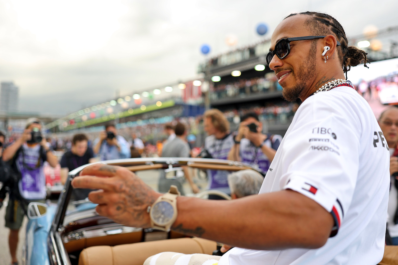 GP SINGAPORE, Lewis Hamilton (GBR) Mercedes AMG F1 on the drivers parade.
02.10.2022. Formula 1 World Championship, Rd 17, Singapore Grand Prix, Marina Bay Street Circuit, Singapore, Gara Day.
- www.xpbimages.com, EMail: requests@xpbimages.com © Copyright: Bearne / XPB Images