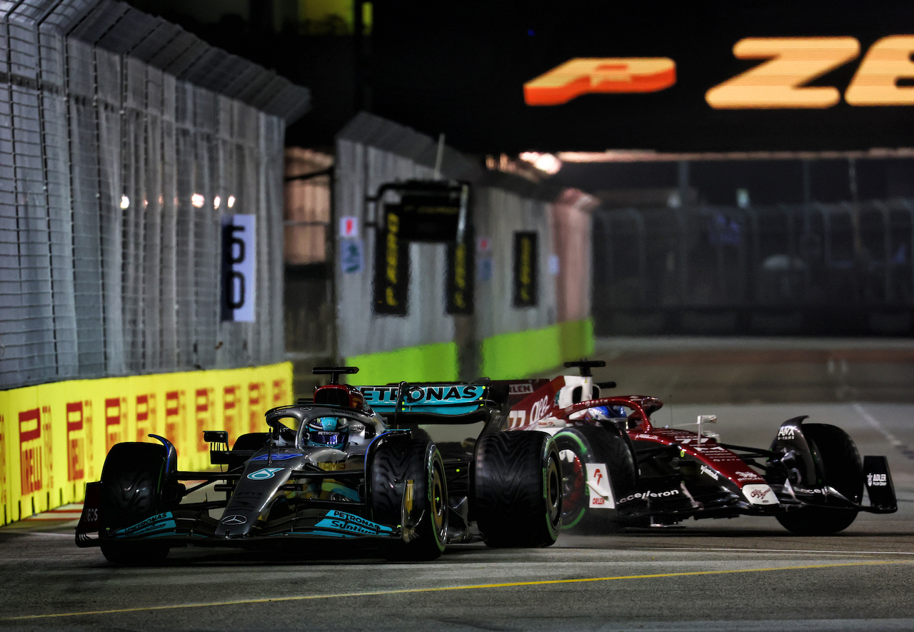 GP SINGAPORE, (L to R): George Russell (GBR) Mercedes AMG F1 W13 e Valtteri Bottas (FIN) Alfa Romeo F1 Team C42 battle for position.
02.10.2022. Formula 1 World Championship, Rd 17, Singapore Grand Prix, Marina Bay Street Circuit, Singapore, Gara Day.
 - www.xpbimages.com, EMail: requests@xpbimages.com © Copyright: Coates / XPB Images
