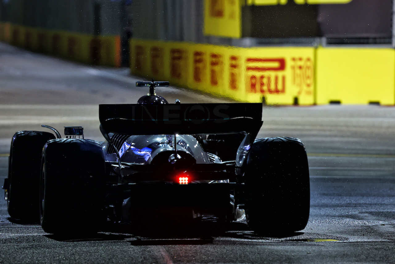 GP SINGAPORE, George Russell (GBR) Mercedes AMG F1 W13 recovers from the escape road back onto the circuit.
02.10.2022. Formula 1 World Championship, Rd 17, Singapore Grand Prix, Marina Bay Street Circuit, Singapore, Gara Day.
 - www.xpbimages.com, EMail: requests@xpbimages.com © Copyright: Coates / XPB Images