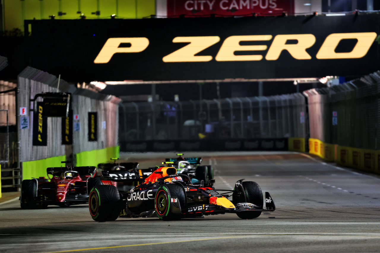GP SINGAPORE, Sergio Perez (MEX) Red Bull Racing RB18.
02.10.2022. Formula 1 World Championship, Rd 17, Singapore Grand Prix, Marina Bay Street Circuit, Singapore, Gara Day.
 - www.xpbimages.com, EMail: requests@xpbimages.com © Copyright: Coates / XPB Images