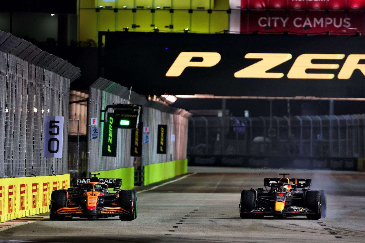 GP SINGAPORE, (L to R): Lando Norris (GBR) McLaren MCL36 e Max Verstappen (NLD) Red Bull Racing RB18 battle for position.
02.10.2022. Formula 1 World Championship, Rd 17, Singapore Grand Prix, Marina Bay Street Circuit, Singapore, Gara Day.
 - www.xpbimages.com, EMail: requests@xpbimages.com © Copyright: Coates / XPB Images