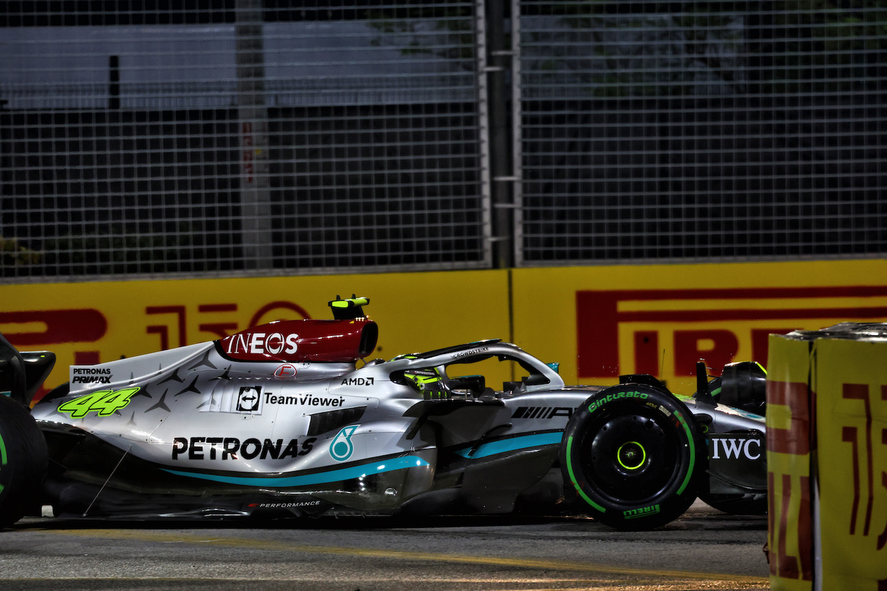 GP SINGAPORE, Lewis Hamilton (GBR) Mercedes AMG F1 W13 hits the tyre barrier.
02.10.2022. Formula 1 World Championship, Rd 17, Singapore Grand Prix, Marina Bay Street Circuit, Singapore, Gara Day.
 - www.xpbimages.com, EMail: requests@xpbimages.com © Copyright: Coates / XPB Images