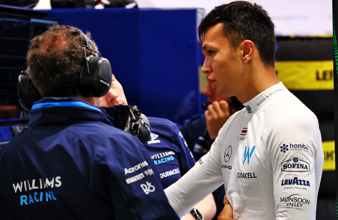 GP SINGAPORE, Alexander Albon (THA) Williams Racing.
02.10.2022. Formula 1 World Championship, Rd 17, Singapore Grand Prix, Marina Bay Street Circuit, Singapore, Gara Day.
 - www.xpbimages.com, EMail: requests@xpbimages.com © Copyright: Coates / XPB Images