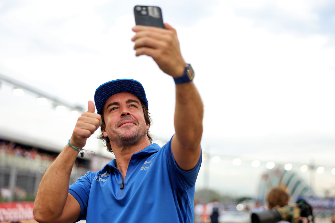 GP SINGAPORE, Fernando Alonso (ESP) Alpine F1 Team on the drivers parade.
02.10.2022. Formula 1 World Championship, Rd 17, Singapore Grand Prix, Marina Bay Street Circuit, Singapore, Gara Day.
- www.xpbimages.com, EMail: requests@xpbimages.com © Copyright: Bearne / XPB Images