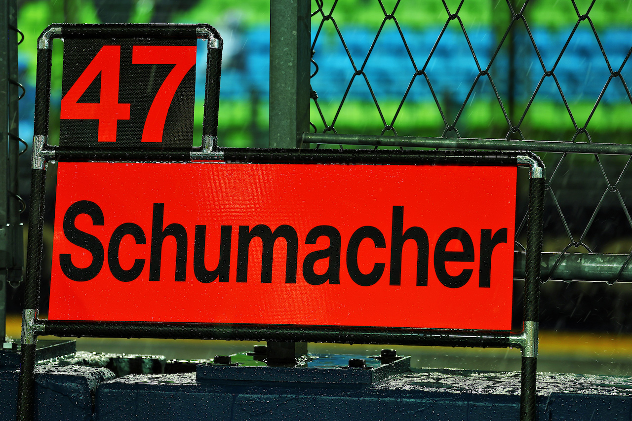 GP SINGAPORE, Pit board for Mick Schumacher (GER) Haas F1 Team.
02.10.2022. Formula 1 World Championship, Rd 17, Singapore Grand Prix, Marina Bay Street Circuit, Singapore, Gara Day.
 - www.xpbimages.com, EMail: requests@xpbimages.com © Copyright: Coates / XPB Images