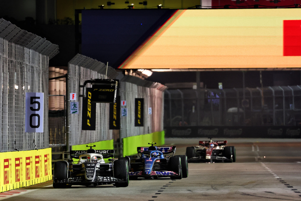 GP SINGAPORE, Yuki Tsunoda (JPN) AlphaTauri AT03.
02.10.2022. Formula 1 World Championship, Rd 17, Singapore Grand Prix, Marina Bay Street Circuit, Singapore, Gara Day.
 - www.xpbimages.com, EMail: requests@xpbimages.com © Copyright: Coates / XPB Images