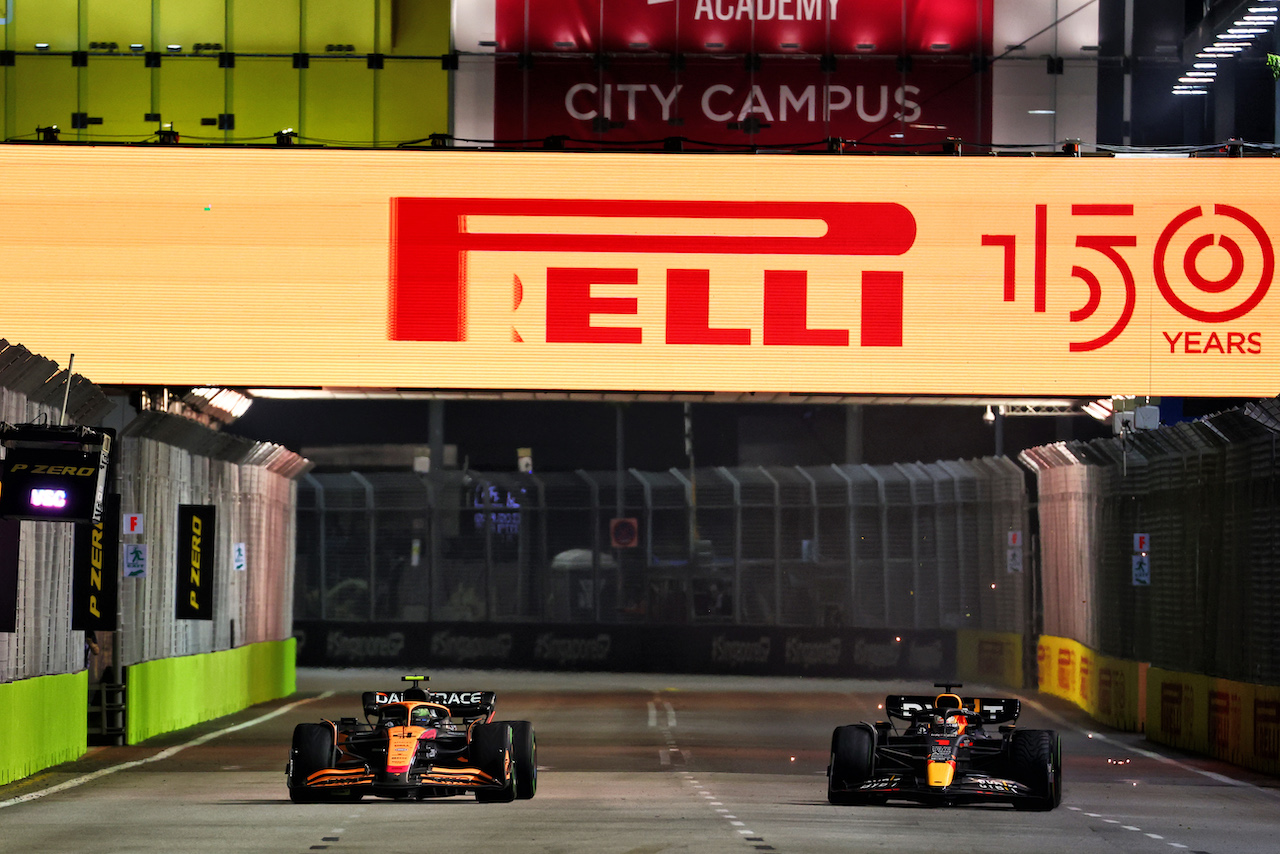 GP SINGAPORE, (L to R): Lando Norris (GBR) McLaren MCL36 e Max Verstappen (NLD) Red Bull Racing RB18 battle for position.
02.10.2022. Formula 1 World Championship, Rd 17, Singapore Grand Prix, Marina Bay Street Circuit, Singapore, Gara Day.
 - www.xpbimages.com, EMail: requests@xpbimages.com © Copyright: Coates / XPB Images
