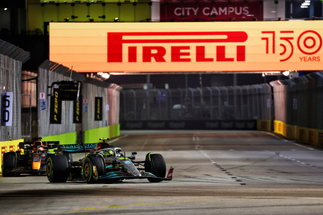 GP SINGAPORE, Lewis Hamilton (GBR) Mercedes AMG F1 W13.
02.10.2022. Formula 1 World Championship, Rd 17, Singapore Grand Prix, Marina Bay Street Circuit, Singapore, Gara Day.
 - www.xpbimages.com, EMail: requests@xpbimages.com © Copyright: Coates / XPB Images