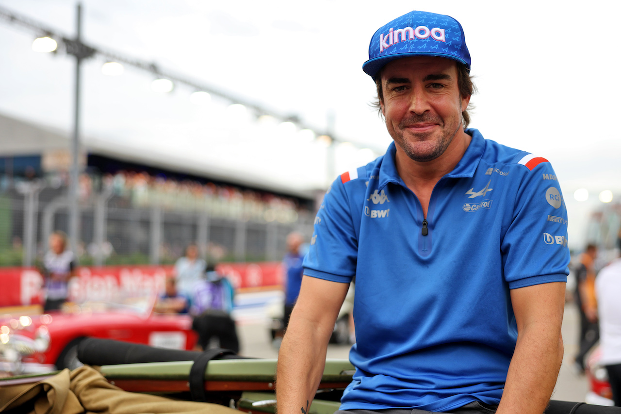 GP SINGAPORE, Fernando Alonso (ESP) Alpine F1 Team on the drivers parade.
02.10.2022. Formula 1 World Championship, Rd 17, Singapore Grand Prix, Marina Bay Street Circuit, Singapore, Gara Day.
- www.xpbimages.com, EMail: requests@xpbimages.com © Copyright: Bearne / XPB Images