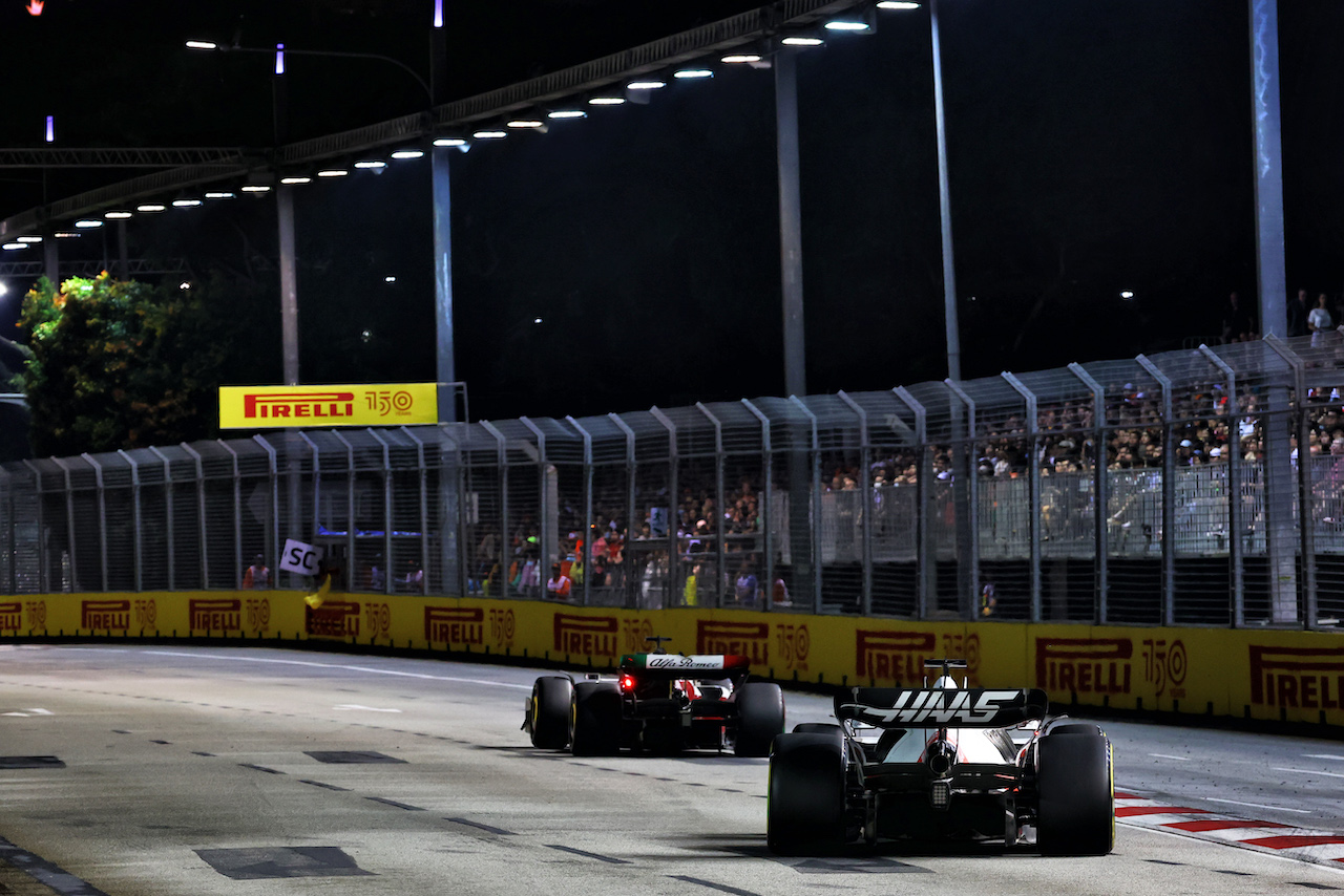 GP SINGAPORE, Kevin Magnussen (DEN) Haas VF-22.
02.10.2022. Formula 1 World Championship, Rd 17, Singapore Grand Prix, Marina Bay Street Circuit, Singapore, Gara Day.
 - www.xpbimages.com, EMail: requests@xpbimages.com © Copyright: Coates / XPB Images