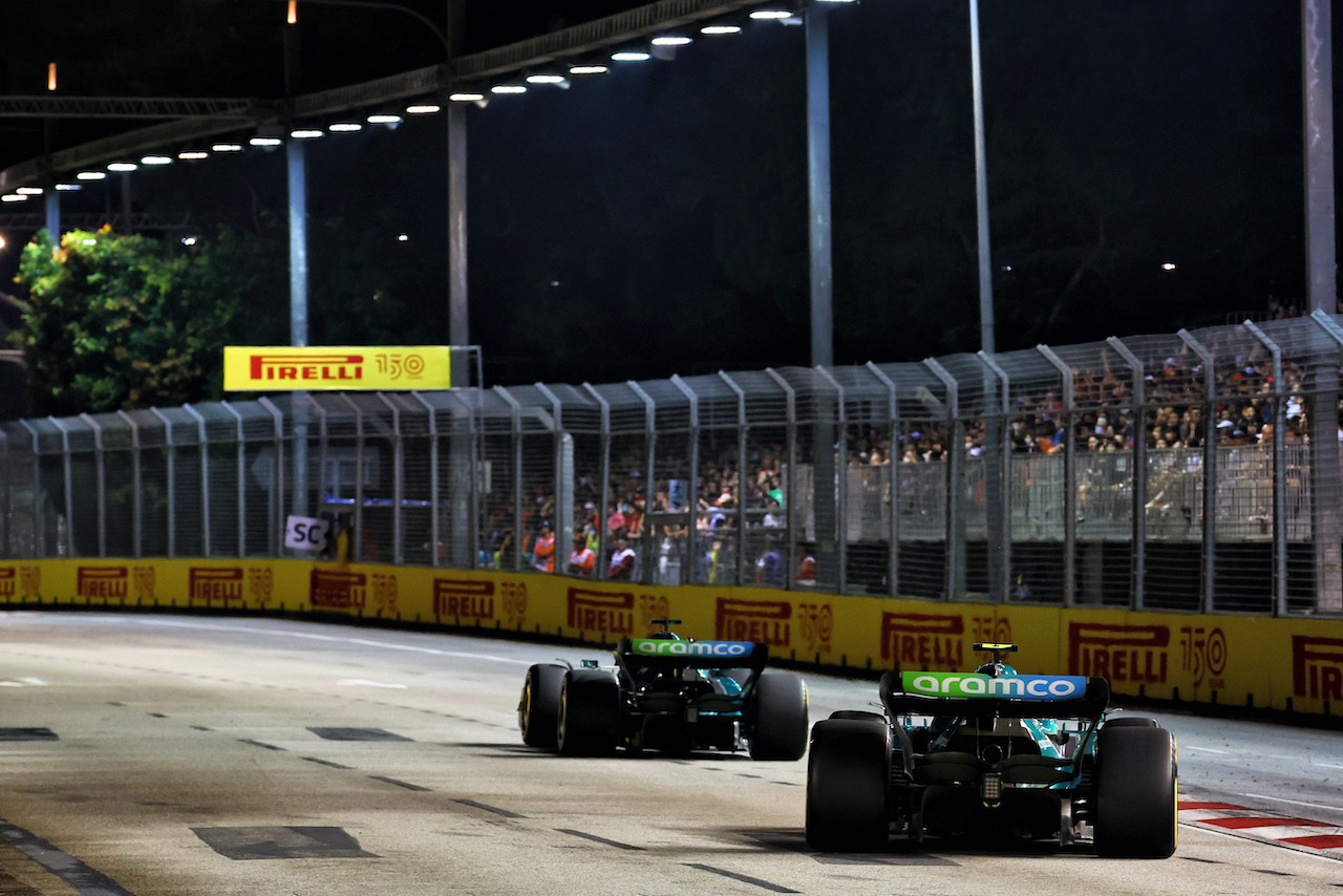 GP SINGAPORE, Lance Stroll (CDN) Aston Martin F1 Team AMR22 davanti a Sebastian Vettel (GER) Aston Martin F1 Team AMR22.
02.10.2022. Formula 1 World Championship, Rd 17, Singapore Grand Prix, Marina Bay Street Circuit, Singapore, Gara Day.
 - www.xpbimages.com, EMail: requests@xpbimages.com © Copyright: Coates / XPB Images