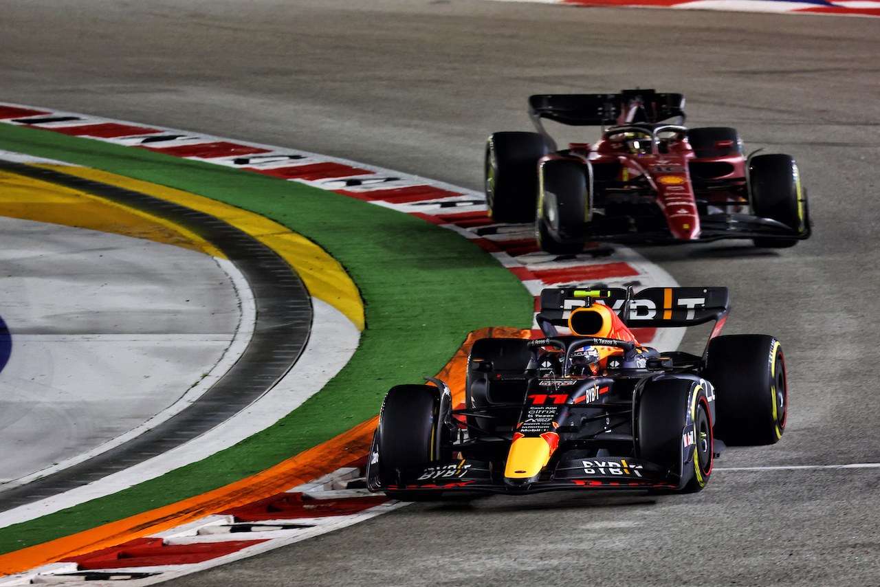 GP SINGAPORE, Sergio Perez (MEX) Red Bull Racing RB18.
02.10.2022. Formula 1 World Championship, Rd 17, Singapore Grand Prix, Marina Bay Street Circuit, Singapore, Gara Day.
 - www.xpbimages.com, EMail: requests@xpbimages.com © Copyright: Coates / XPB Images