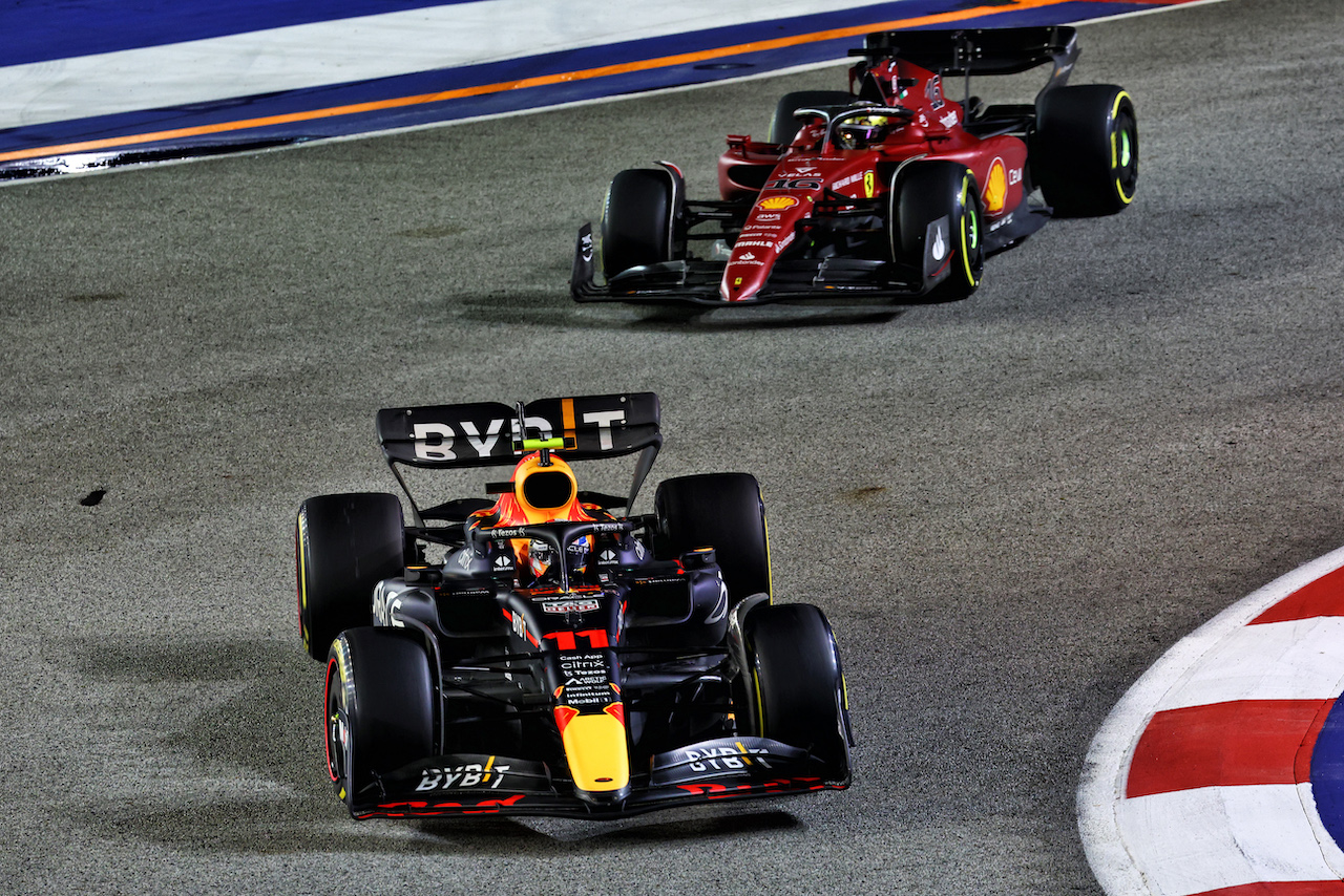 GP SINGAPORE, Sergio Perez (MEX) Red Bull Racing RB18.
02.10.2022. Formula 1 World Championship, Rd 17, Singapore Grand Prix, Marina Bay Street Circuit, Singapore, Gara Day.
 - www.xpbimages.com, EMail: requests@xpbimages.com © Copyright: Coates / XPB Images