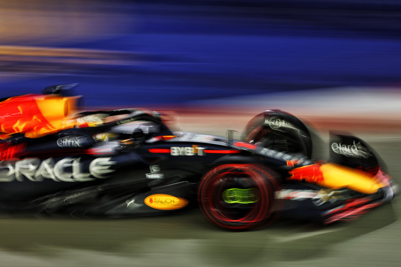 GP SINGAPORE, Max Verstappen (NLD) Red Bull Racing RB18.
02.10.2022. Formula 1 World Championship, Rd 17, Singapore Grand Prix, Marina Bay Street Circuit, Singapore, Gara Day.
 - www.xpbimages.com, EMail: requests@xpbimages.com © Copyright: Coates / XPB Images