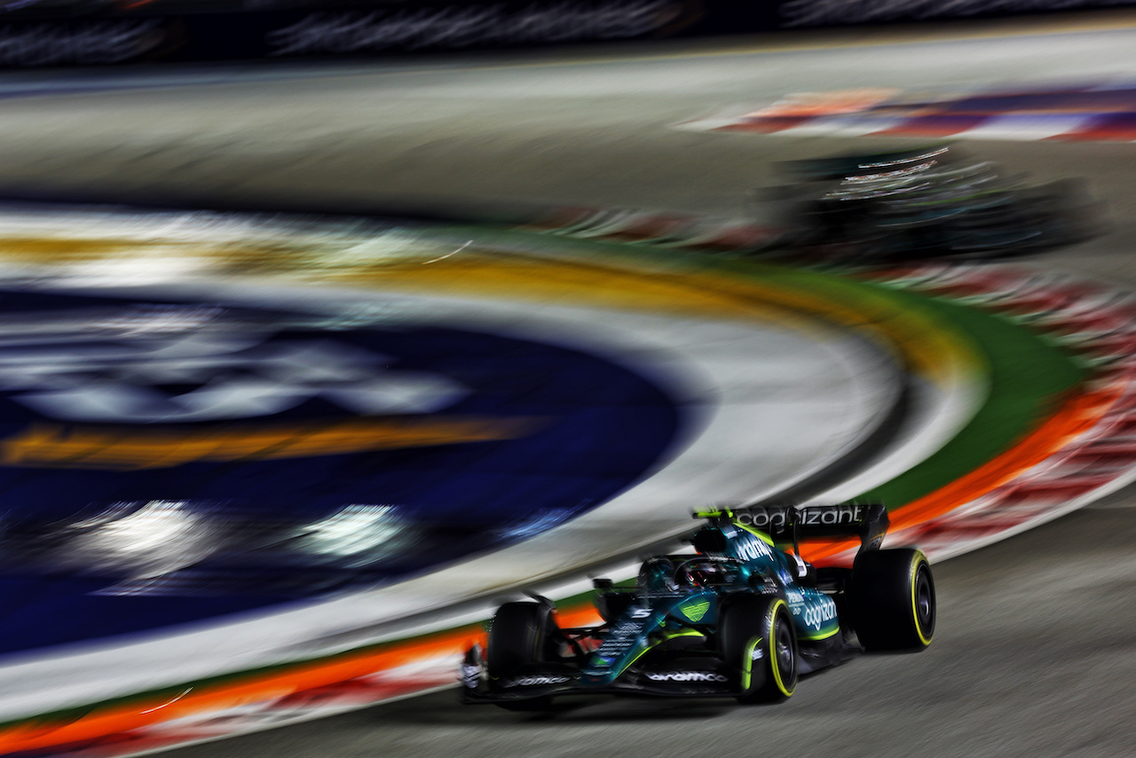GP SINGAPORE, Sebastian Vettel (GER) Aston Martin F1 Team AMR22.
02.10.2022. Formula 1 World Championship, Rd 17, Singapore Grand Prix, Marina Bay Street Circuit, Singapore, Gara Day.
 - www.xpbimages.com, EMail: requests@xpbimages.com © Copyright: Coates / XPB Images