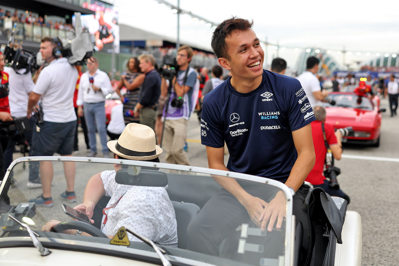 GP SINGAPORE, Alexander Albon (THA) Williams Racing on the drivers parade.
02.10.2022. Formula 1 World Championship, Rd 17, Singapore Grand Prix, Marina Bay Street Circuit, Singapore, Gara Day.
- www.xpbimages.com, EMail: requests@xpbimages.com © Copyright: Bearne / XPB Images