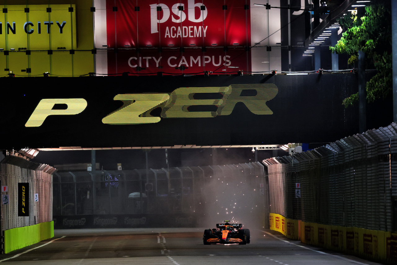 GP SINGAPORE, Lando Norris (GBR) McLaren MCL36.
02.10.2022. Formula 1 World Championship, Rd 17, Singapore Grand Prix, Marina Bay Street Circuit, Singapore, Gara Day.
 - www.xpbimages.com, EMail: requests@xpbimages.com © Copyright: Coates / XPB Images