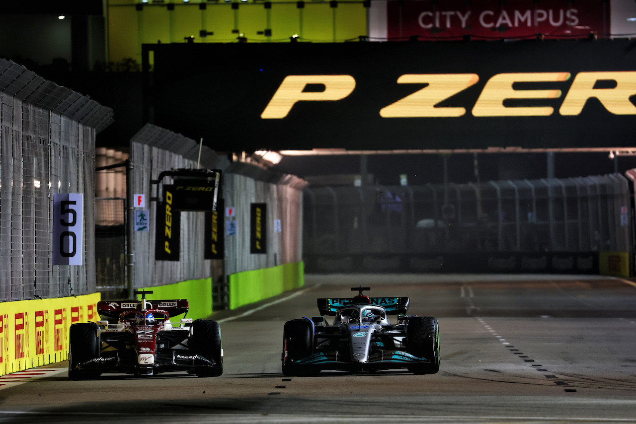GP SINGAPORE, (L to R): Valtteri Bottas (FIN) Alfa Romeo F1 Team C42 e George Russell (GBR) Mercedes AMG F1 W13 battle for position.
02.10.2022. Formula 1 World Championship, Rd 17, Singapore Grand Prix, Marina Bay Street Circuit, Singapore, Gara Day.
 - www.xpbimages.com, EMail: requests@xpbimages.com © Copyright: Coates / XPB Images