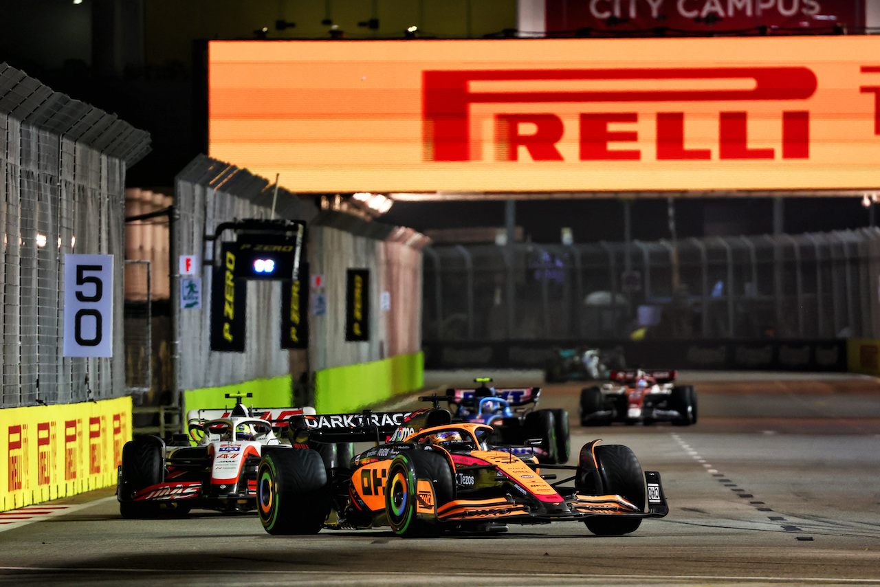 GP SINGAPORE, Daniel Ricciardo (AUS) McLaren MCL36.
02.10.2022. Formula 1 World Championship, Rd 17, Singapore Grand Prix, Marina Bay Street Circuit, Singapore, Gara Day.
 - www.xpbimages.com, EMail: requests@xpbimages.com © Copyright: Coates / XPB Images