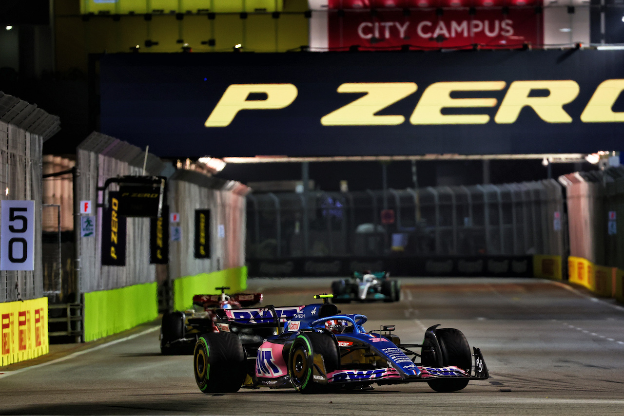 GP SINGAPORE, Esteban Ocon (FRA) Alpine F1 Team A522.
02.10.2022. Formula 1 World Championship, Rd 17, Singapore Grand Prix, Marina Bay Street Circuit, Singapore, Gara Day.
 - www.xpbimages.com, EMail: requests@xpbimages.com © Copyright: Coates / XPB Images
