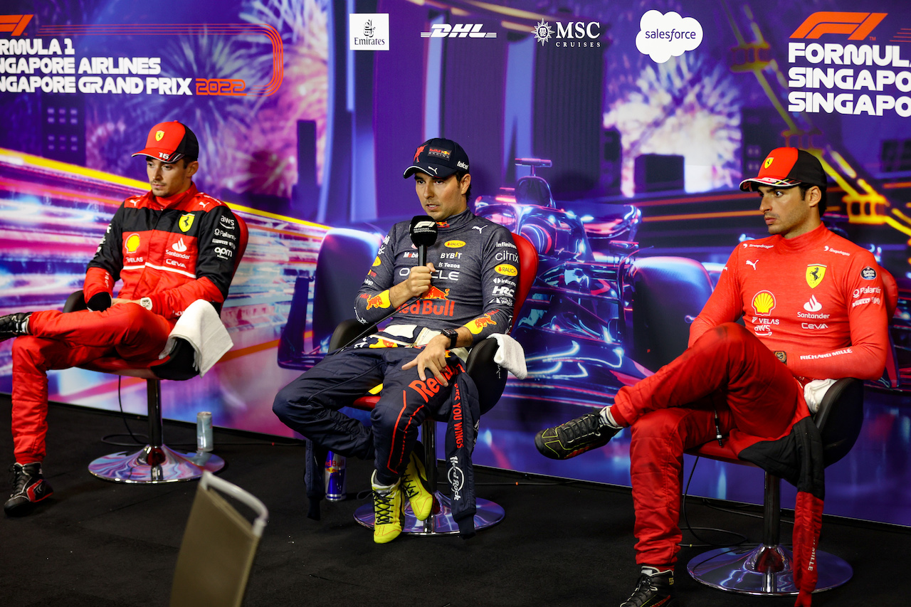 GP SINGAPORE, (L to R): Charles Leclerc (MON) Ferrari; Sergio Perez (MEX) Red Bull Racing; e Carlos Sainz Jr (ESP) Ferrari, in the post race FIA Press Conference.
02.10.2022. Formula 1 World Championship, Rd 17, Singapore Grand Prix, Marina Bay Street Circuit, Singapore, Gara Day.
- www.xpbimages.com, EMail: requests@xpbimages.com © Copyright: XPB Images