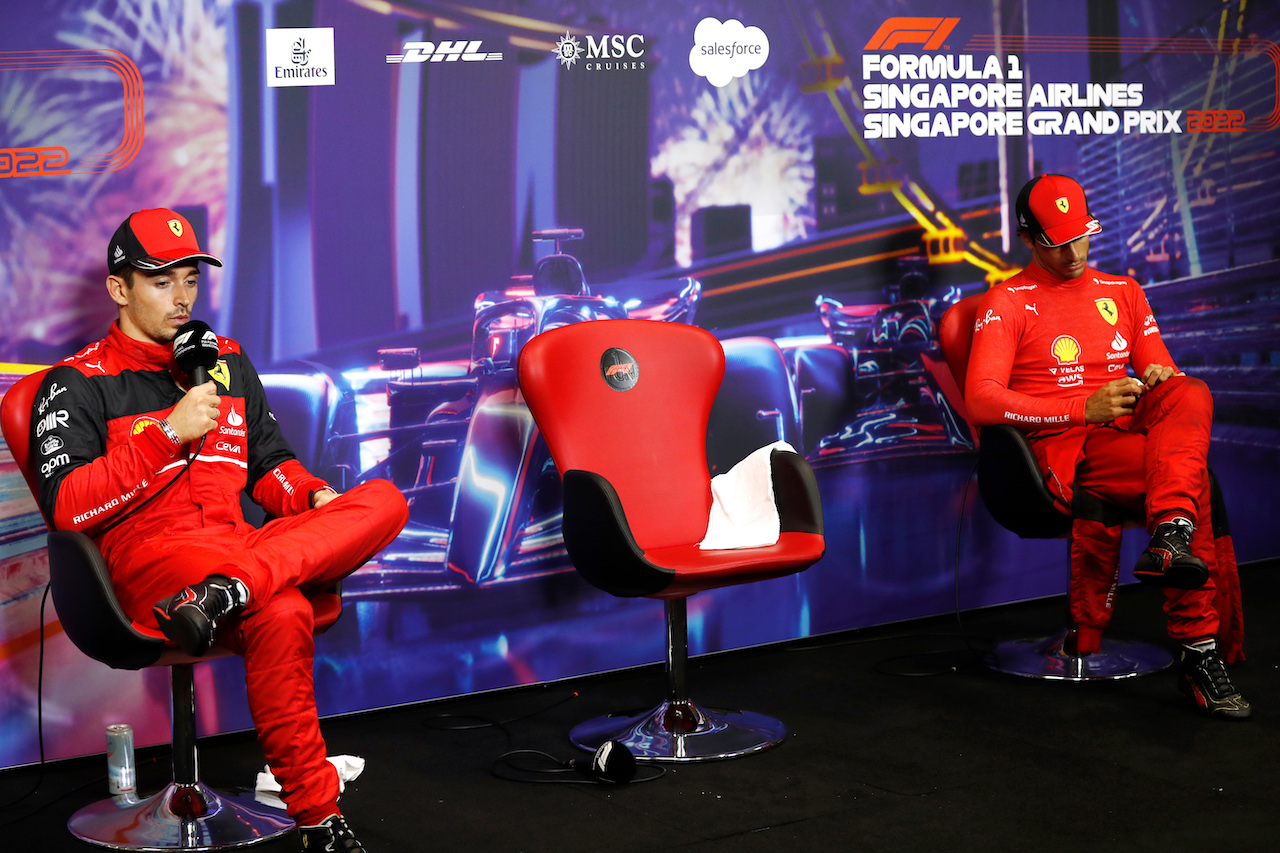 GP SINGAPORE, (L to R): Charles Leclerc (MON) Ferrari e Carlos Sainz Jr (ESP) Ferrari in the post race FIA Press Conference.
02.10.2022. Formula 1 World Championship, Rd 17, Singapore Grand Prix, Marina Bay Street Circuit, Singapore, Gara Day.
- www.xpbimages.com, EMail: requests@xpbimages.com © Copyright: XPB Images