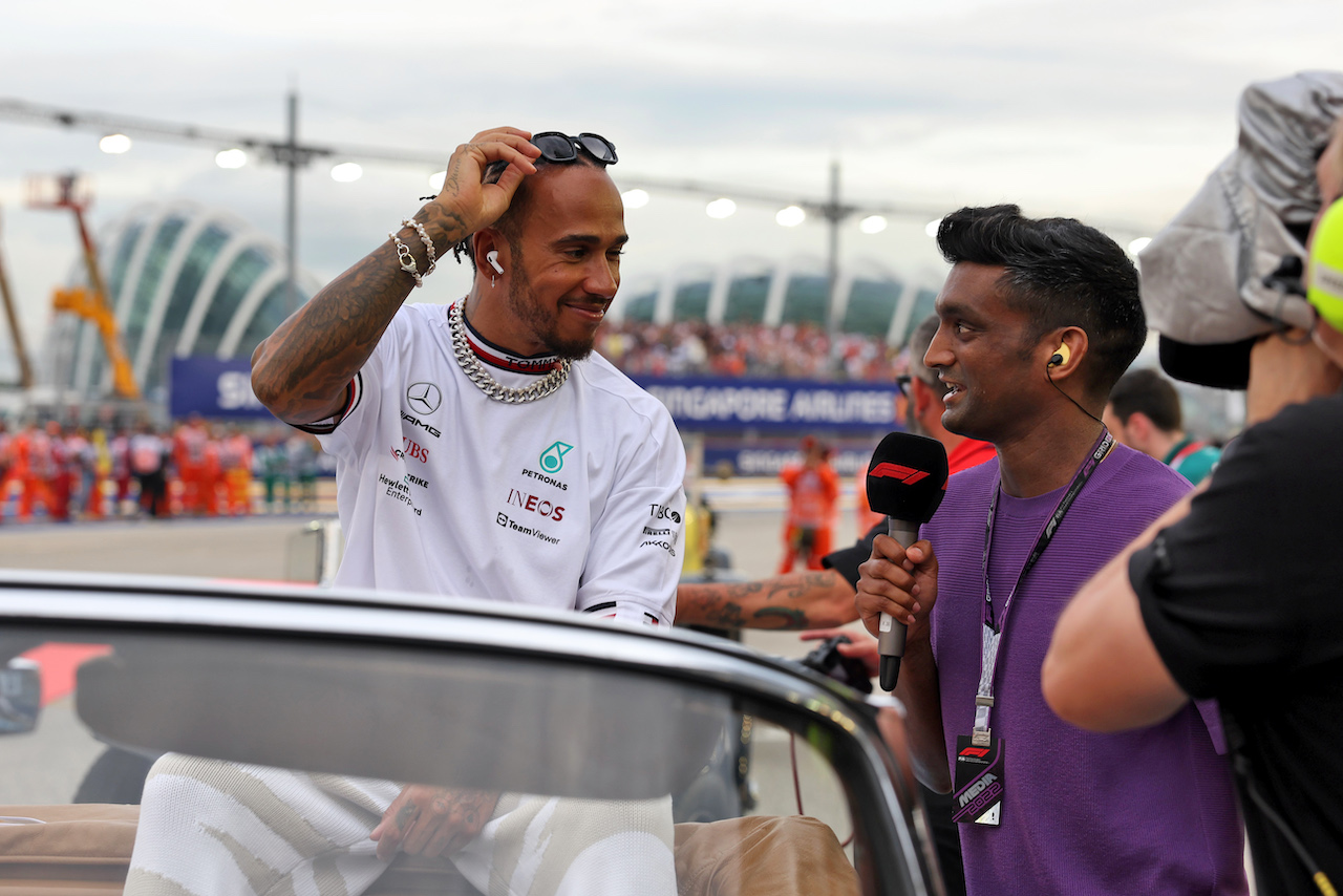 GP SINGAPORE, Lewis Hamilton (GBR) Mercedes AMG F1 with Lawrence Barretto (GBR) Formula 1 Senior Writer Editor on the drivers parade.
02.10.2022. Formula 1 World Championship, Rd 17, Singapore Grand Prix, Marina Bay Street Circuit, Singapore, Gara Day.
- www.xpbimages.com, EMail: requests@xpbimages.com © Copyright: Bearne / XPB Images