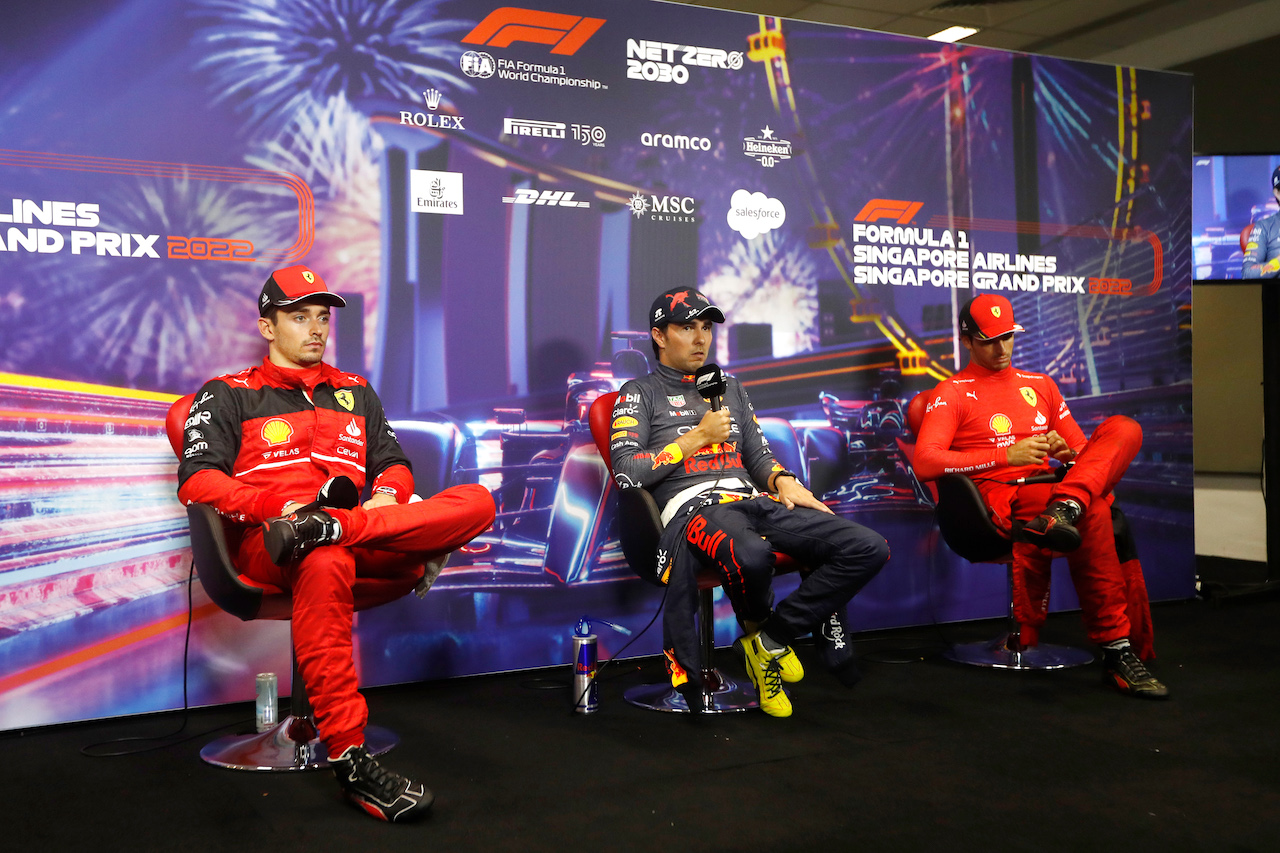 GP SINGAPORE, (L to R): Charles Leclerc (MON) Ferrari; Sergio Perez (MEX) Red Bull Racing; e Carlos Sainz Jr (ESP) Ferrari, in the post race FIA Press Conference.
02.10.2022. Formula 1 World Championship, Rd 17, Singapore Grand Prix, Marina Bay Street Circuit, Singapore, Gara Day.
- www.xpbimages.com, EMail: requests@xpbimages.com © Copyright: XPB Images