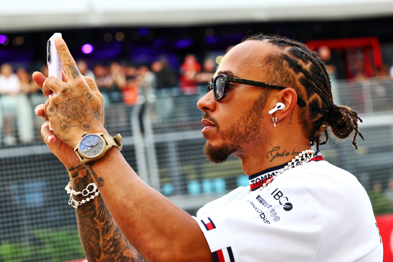 GP SINGAPORE, Lewis Hamilton (GBR) Mercedes AMG F1 on the drivers parade.
02.10.2022. Formula 1 World Championship, Rd 17, Singapore Grand Prix, Marina Bay Street Circuit, Singapore, Gara Day.
 - www.xpbimages.com, EMail: requests@xpbimages.com © Copyright: Coates / XPB Images