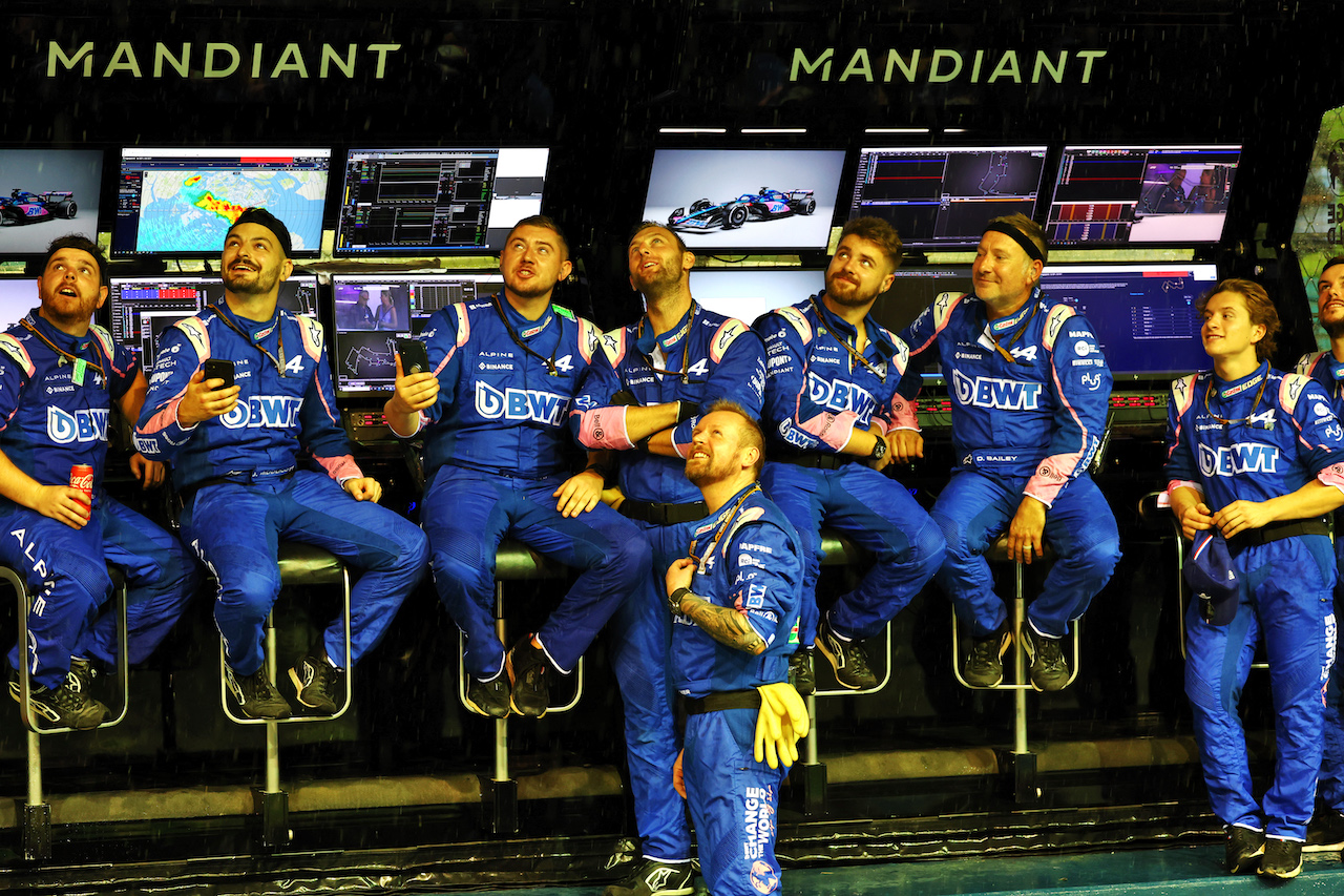 GP SINGAPORE, Alpine F1 Team meccanici on the pit gantry.
02.10.2022. Formula 1 World Championship, Rd 17, Singapore Grand Prix, Marina Bay Street Circuit, Singapore, Gara Day.
 - www.xpbimages.com, EMail: requests@xpbimages.com © Copyright: Coates / XPB Images