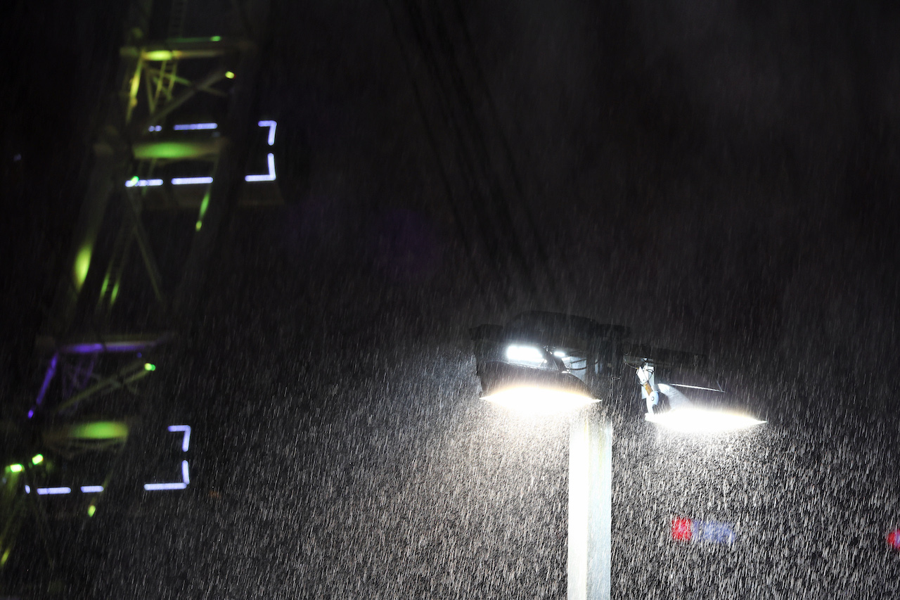 GP SINGAPORE, Circuit Atmosfera - heavy rain delays the partenza of the race.
02.10.2022. Formula 1 World Championship, Rd 17, Singapore Grand Prix, Marina Bay Street Circuit, Singapore, Gara Day.
 - www.xpbimages.com, EMail: requests@xpbimages.com © Copyright: Coates / XPB Images