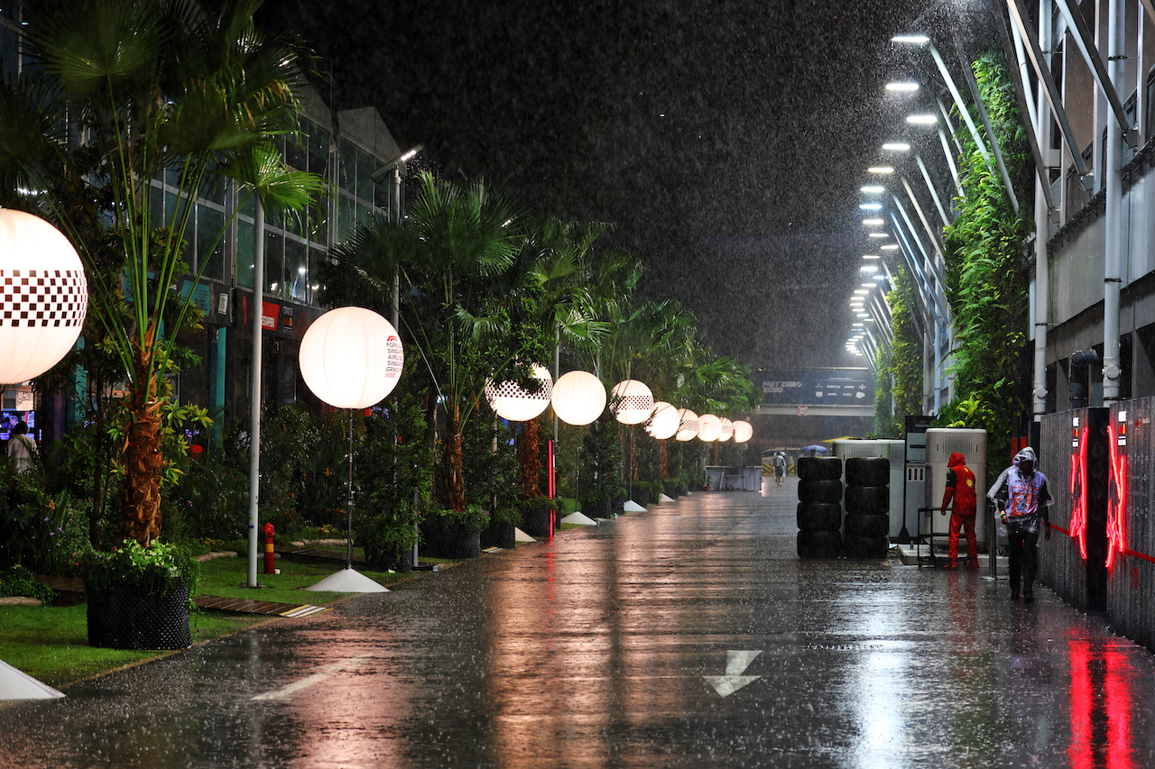GP SINGAPORE, Circuit Atmosfera - heavy rain delays the partenza of the race.
02.10.2022. Formula 1 World Championship, Rd 17, Singapore Grand Prix, Marina Bay Street Circuit, Singapore, Gara Day.
 - www.xpbimages.com, EMail: requests@xpbimages.com © Copyright: Coates / XPB Images