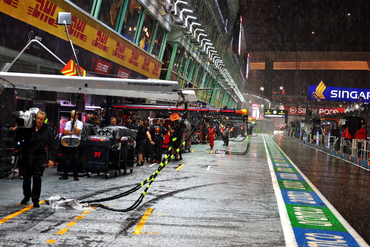GP SINGAPORE, Circuit Atmosfera - heavy rain delays the partenza of the race.
02.10.2022. Formula 1 World Championship, Rd 17, Singapore Grand Prix, Marina Bay Street Circuit, Singapore, Gara Day.
 - www.xpbimages.com, EMail: requests@xpbimages.com © Copyright: Coates / XPB Images