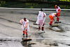 GP SINGAPORE, Circuit Atmosfera - marshals sweep the circuit of rain water.
02.10.2022. Formula 1 World Championship, Rd 17, Singapore Grand Prix, Marina Bay Street Circuit, Singapore, Gara Day.
- www.xpbimages.com, EMail: requests@xpbimages.com © Copyright: Moy / XPB Images
